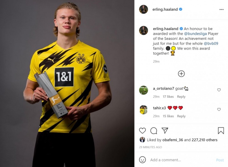 传统环节，利物浦全队戴圣诞帽在训练场拍大合照（利物浦延续传统 全队戴圣诞帽训练场大合影）