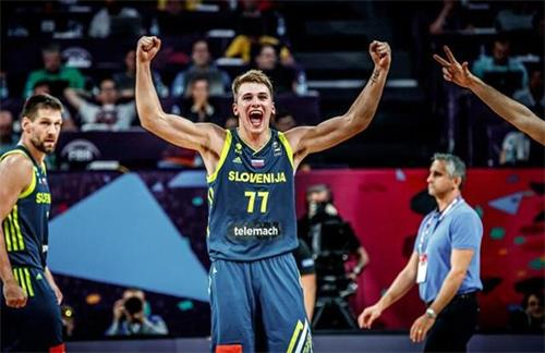 德甲半场：卡尔破门，波图尔斯基扳平，拜仁1-1美因茨（半场战报：卡尔先拔头筹，波图尔斯基扳平，拜仁暂1-1战平美因茨）