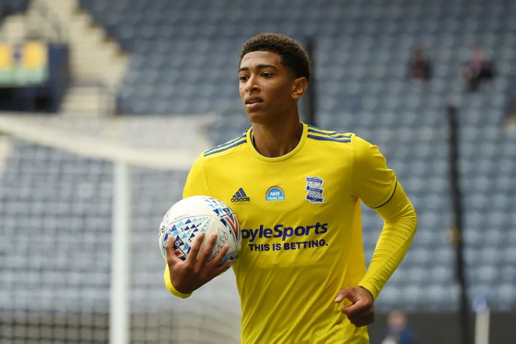 英超 阿森纳VS布伦特福德比分预测 积分排名与争冠形势：欧冠后遗症的考验（英超前瞻：阿森纳vs布伦特福德比分预测，积分态势与争冠格局，欧冠后遗影响考验）