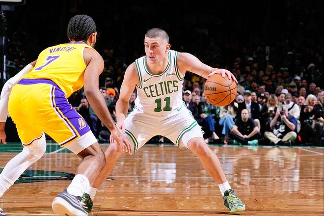 曼联后防连连犯错饱受批评（曼联防线失误不断，备受质疑）