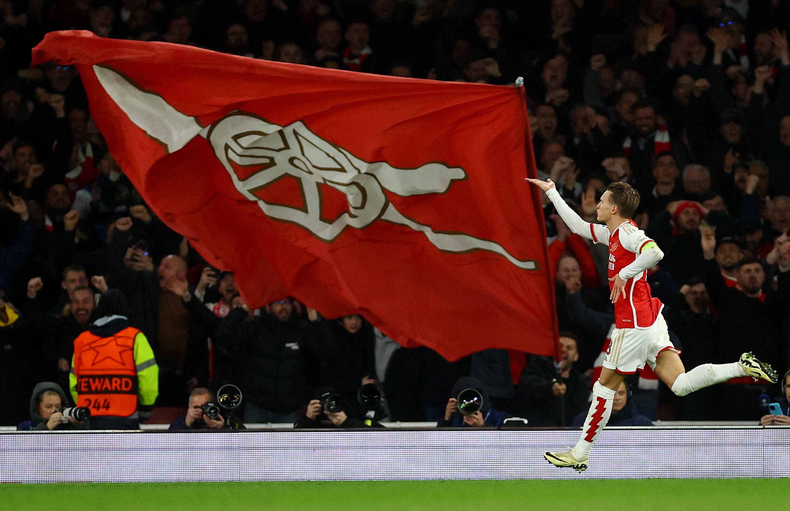 意媒：富勒姆和凯尔特人有意租借小基耶萨（意媒：富勒姆与凯尔特人考虑以租借方式引进小基耶萨）