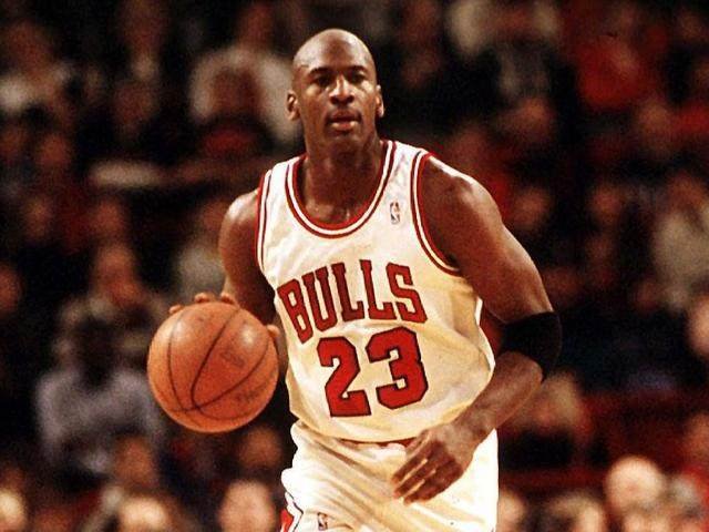 看似稳局却暗藏危机（表面平静却危机四伏）